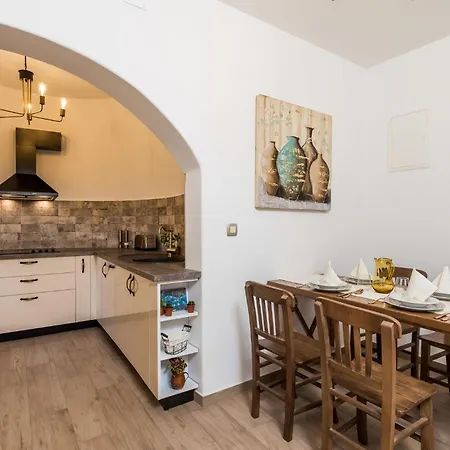 アパート 1 Bedroom Awesome In ロヴラン