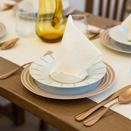 アパート 1 Bedroom Awesome In ロヴラン